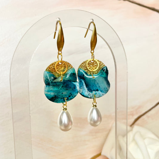 Boucles d’oreilles chat pendantes bleu vert dorées