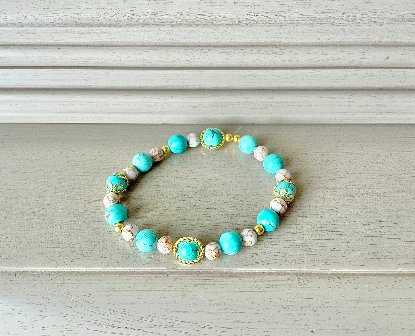 Bracelet en pierres naturelles de turquoise ~