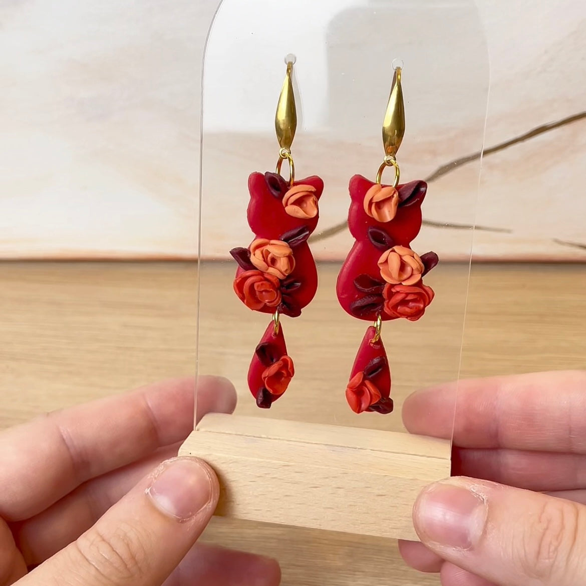 Boucles d’oreilles chat et fleurs rouge