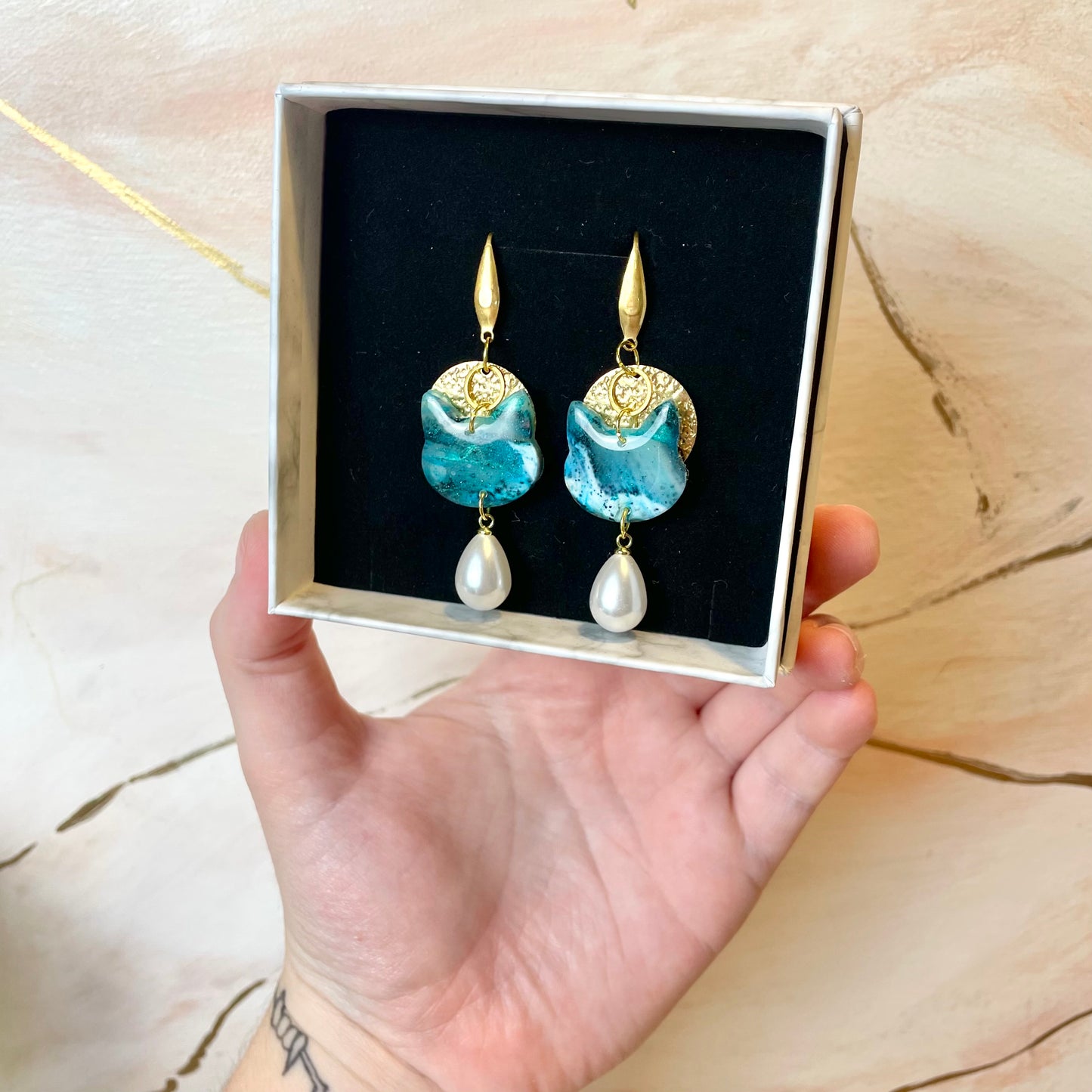 Boucles d’oreilles chat pendantes bleu vert dorées