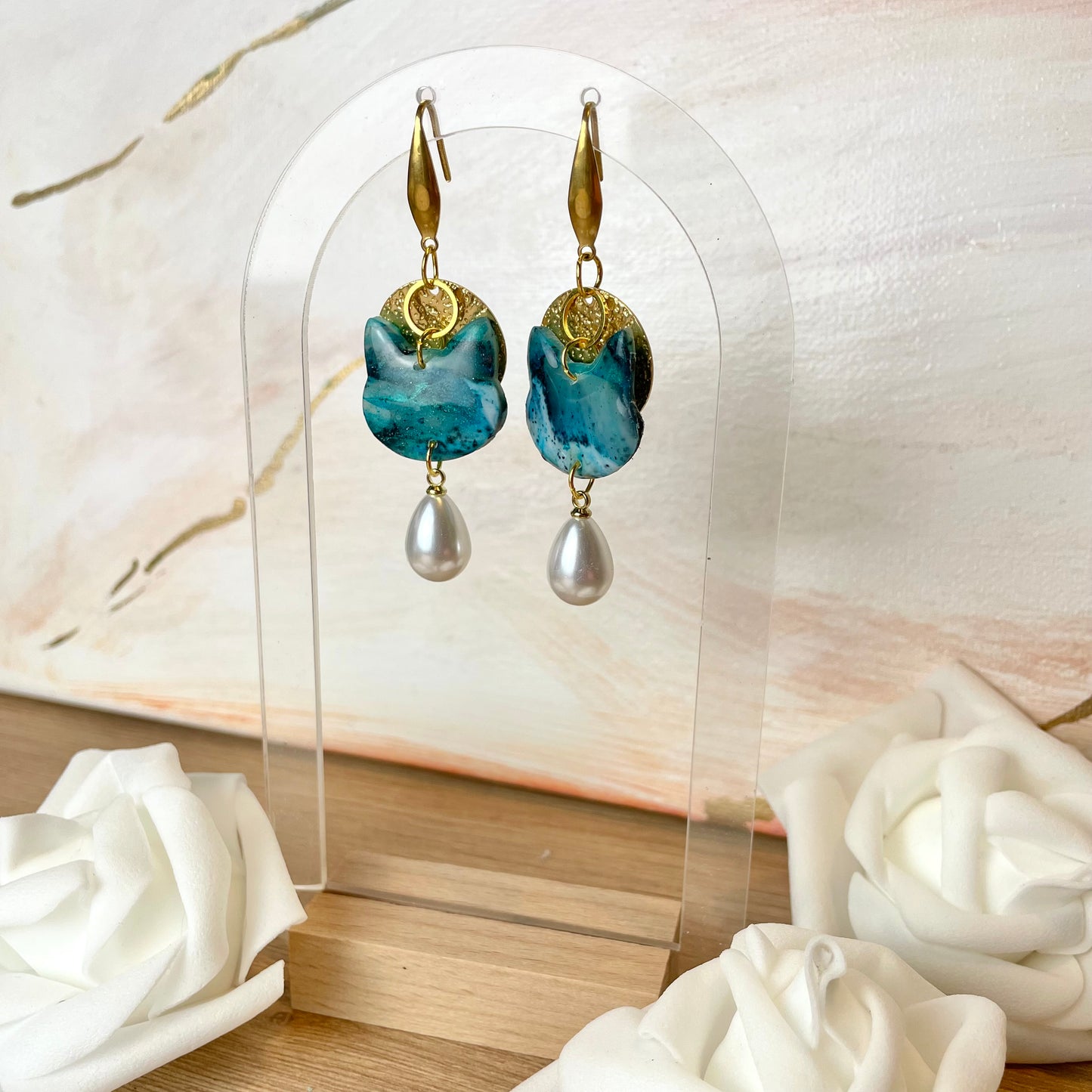 Boucles d’oreilles chat pendantes bleu vert dorées