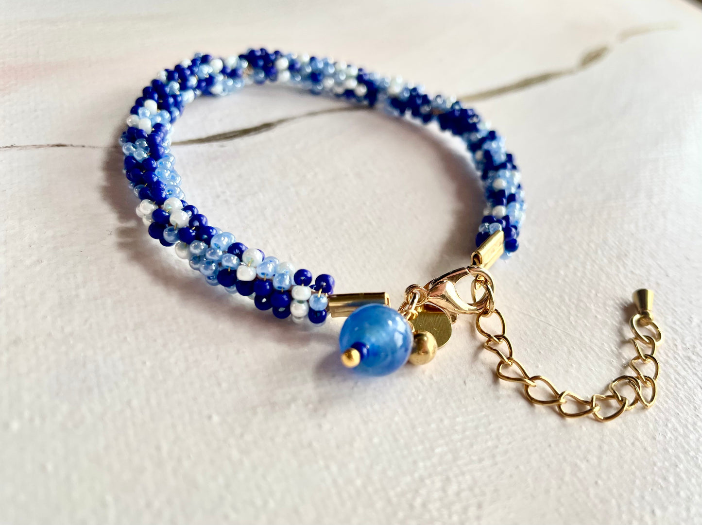 Bracelet de perles tressées bleu ciel et sa perle d’oeil du tigre bleu ~