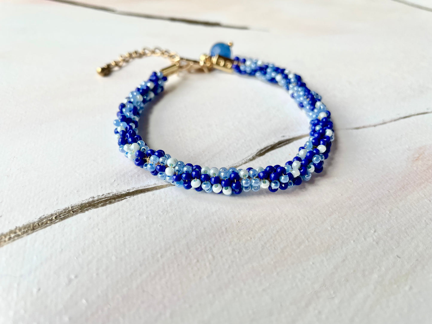 Bracelet de perles tressées bleu ciel et sa perle d’oeil du tigre bleu ~