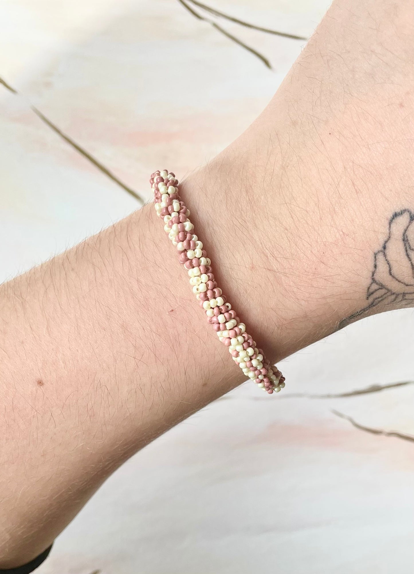Bracelet de perles tressées rosé et sa pierre de rhodonite ~