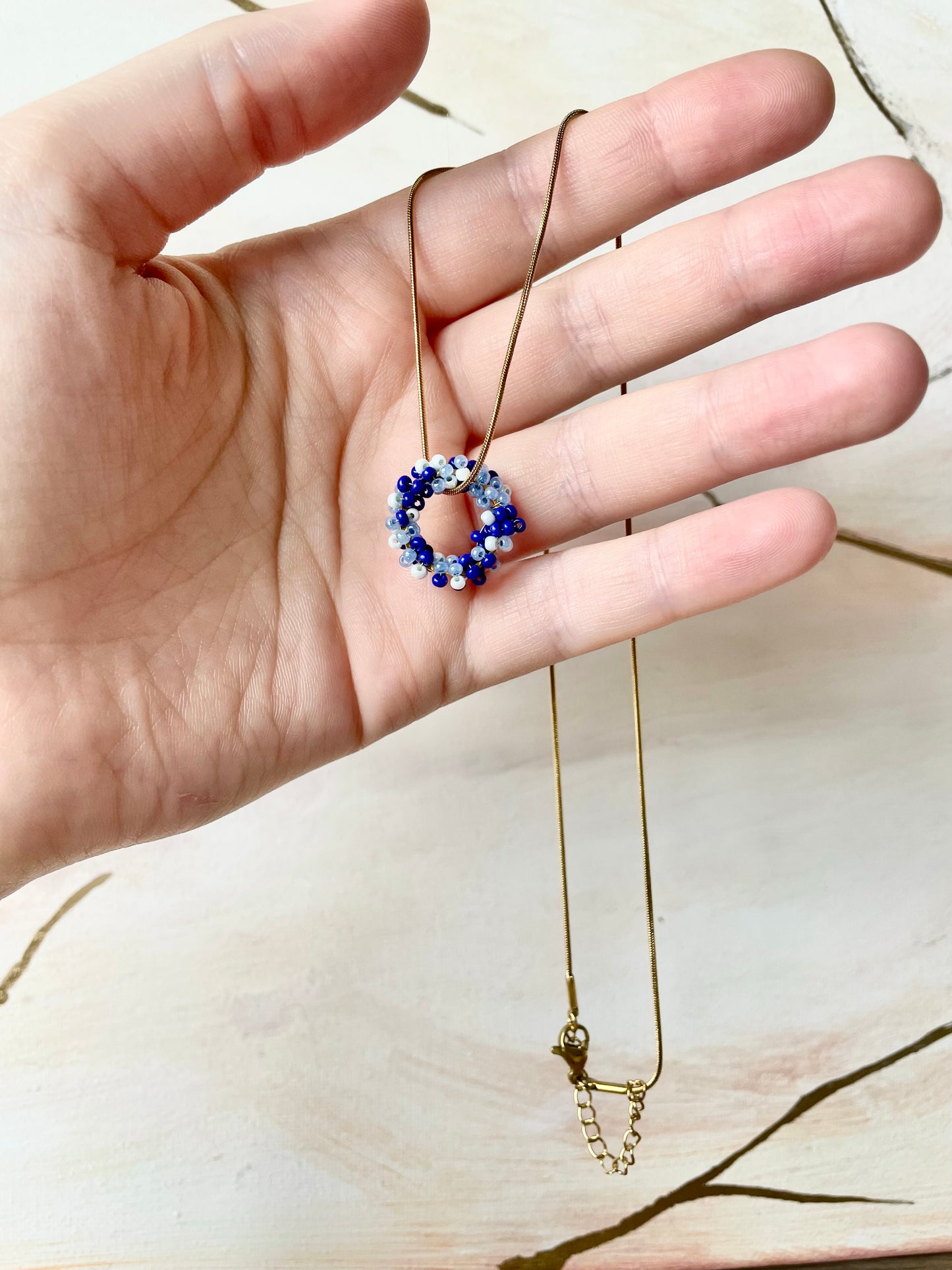 Collier avec cercle tressé bleu nuit ~