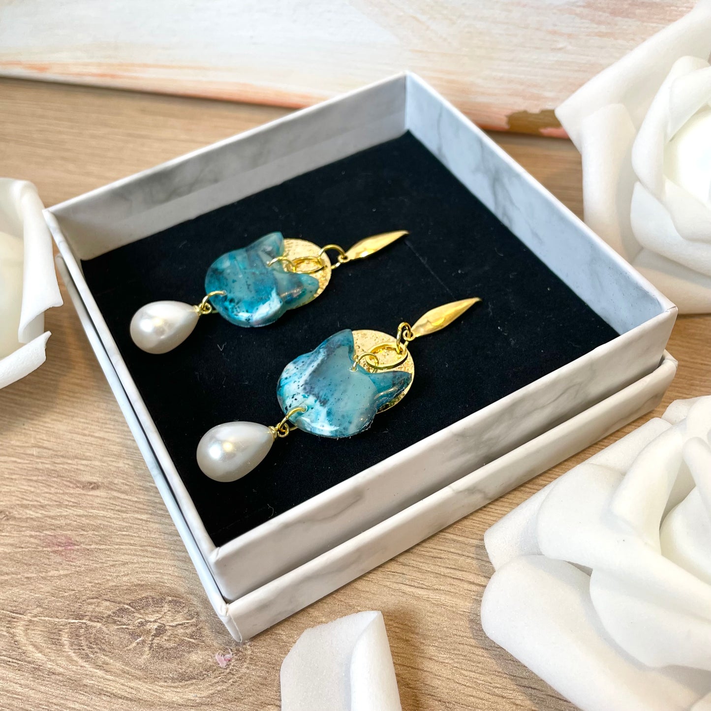 Boucles d’oreilles chat pendantes bleu vert dorées