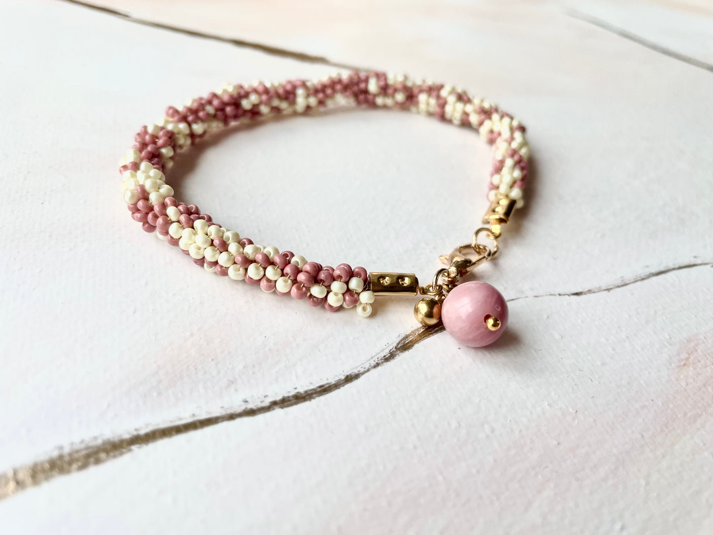 Bracelet de perles tressées rosé et sa pierre de rhodonite ~