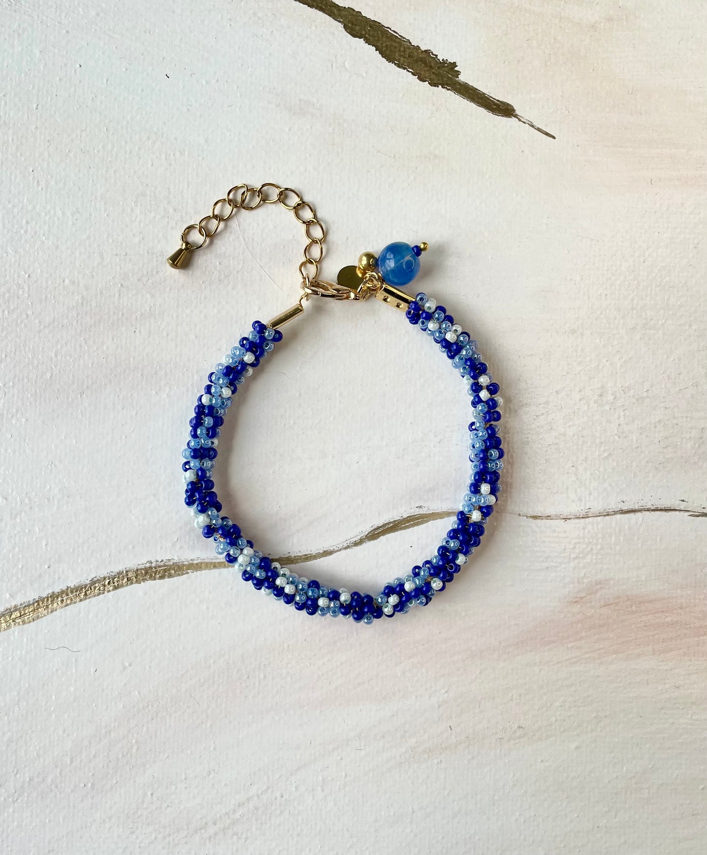 Bracelet de perles tressées bleu ciel et sa perle d’oeil du tigre bleu ~
