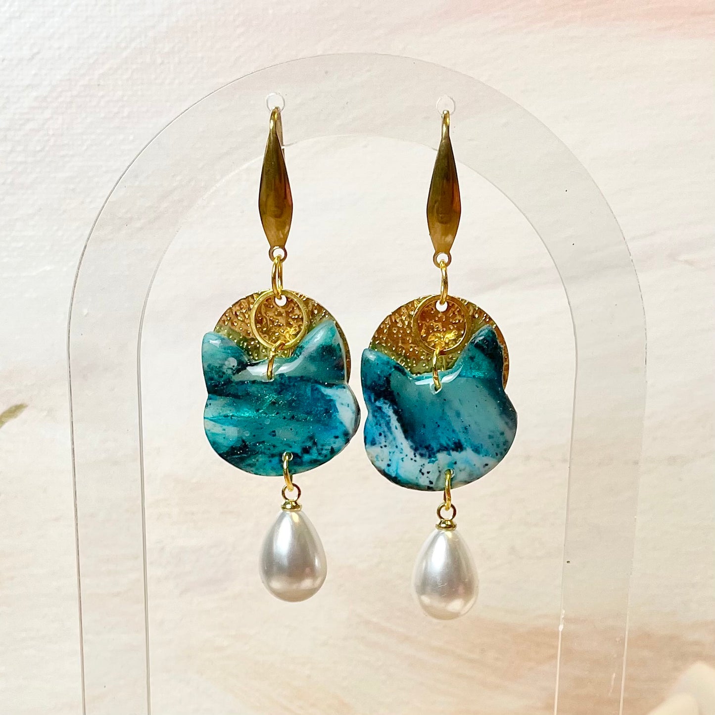 Boucles d’oreilles chat pendantes bleu vert dorées