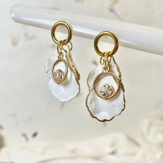 Boucles d'oreilles avec pétales blanches et dorées sur acier inoxydable - Bijoux Cielo Craft
