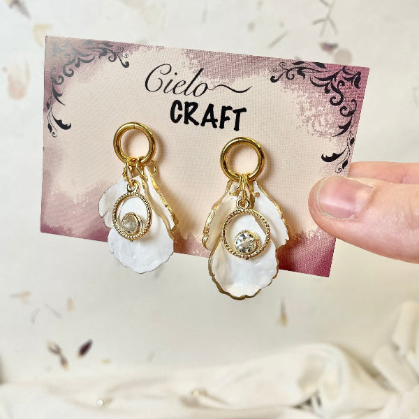 Boucles d'oreilles avec pétales blanches et dorées sur acier inoxydable - Bijoux Cielo Craft