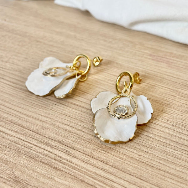 Boucles d'oreilles avec pétales blanches et dorées sur acier inoxydable - Bijoux Cielo Craft