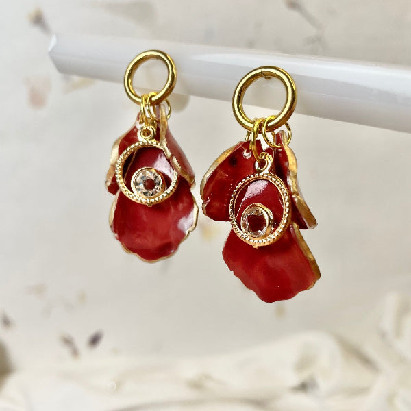 Boucles d'oreilles avec pétales bordeaux et dorées sur acier inoxydable - Bijoux Cielo Craft
