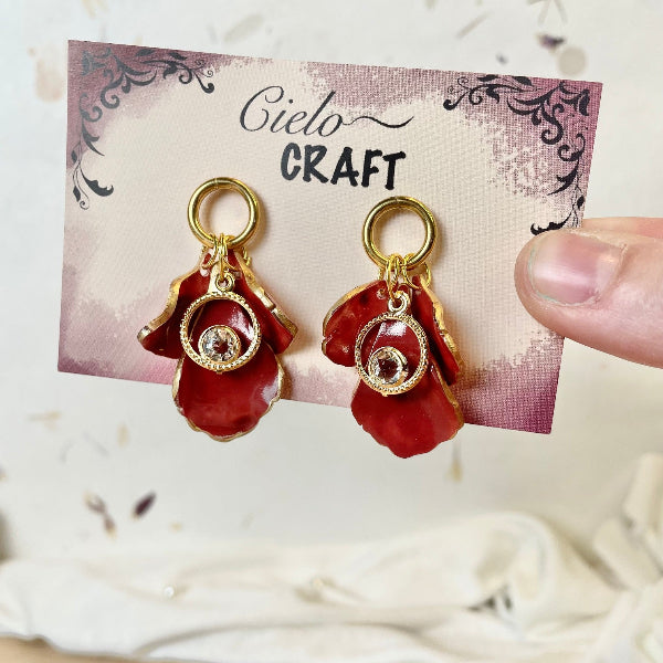 Boucles d'oreilles avec pétales bordeaux et dorées sur acier inoxydable - Bijoux Cielo Craft