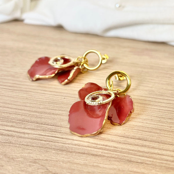 Boucles d'oreilles avec pétales bordeaux et dorées sur acier inoxydable - Bijoux Cielo Craft