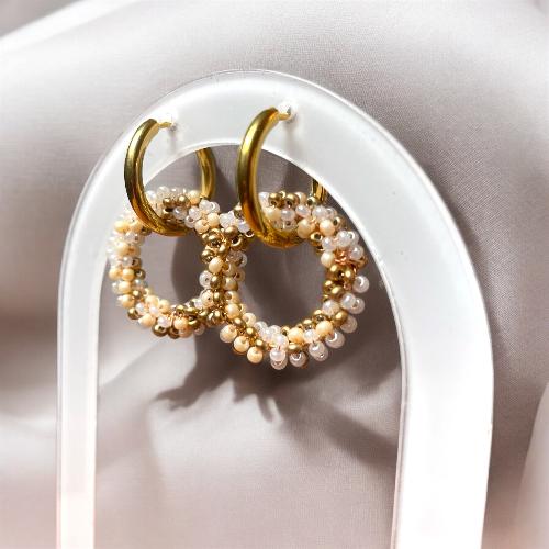 Boucles et cercle de perles tressees dore et blanc bijoux cielo craft