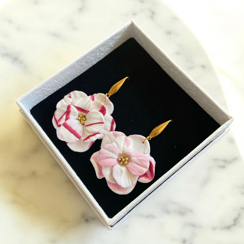 Boucles d'oreilles fleur à pétales blancheet  fushia - bijoux cielo craft