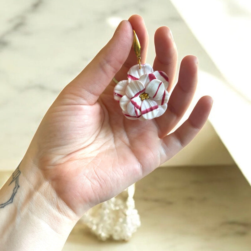 Boucles d'oreilles fleur à pétales blancheet  fushia - bijoux cielo craft