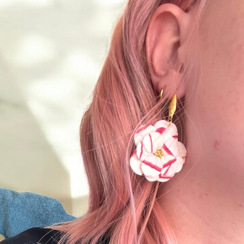 Boucles d'oreilles fleur à pétales blancheet  fushia - bijoux cielo craft