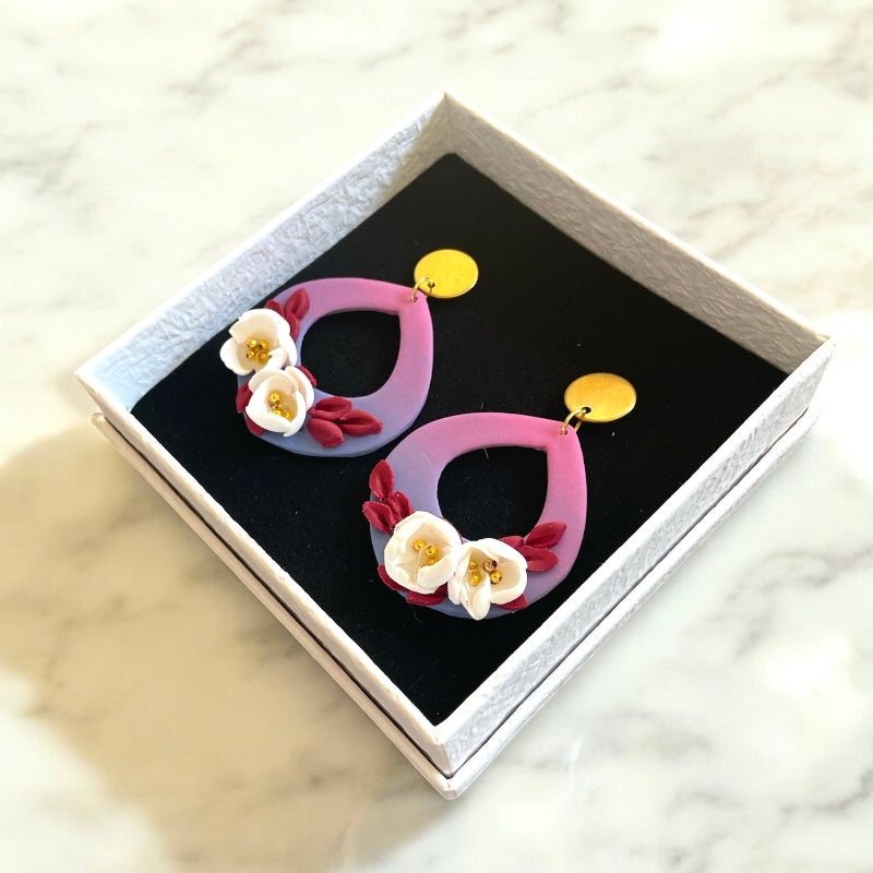 Boucles d'oreilles avec fleurs blanches roses et bleu - Bijoux Cielo Craft