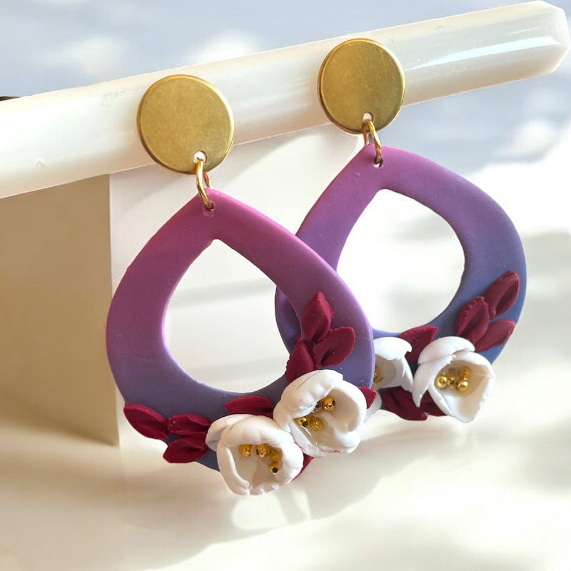 Boucles d'oreilles avec fleurs blanches roses et bleu - Bijoux Cielo Craft