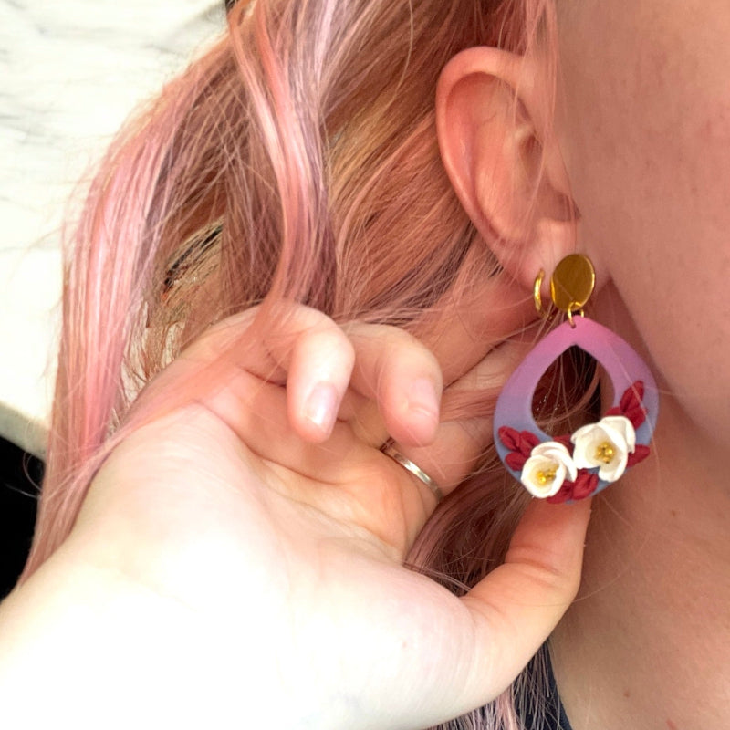 Boucles d'oreilles avec fleurs blanches roses et bleu - Bijoux Cielo Craft