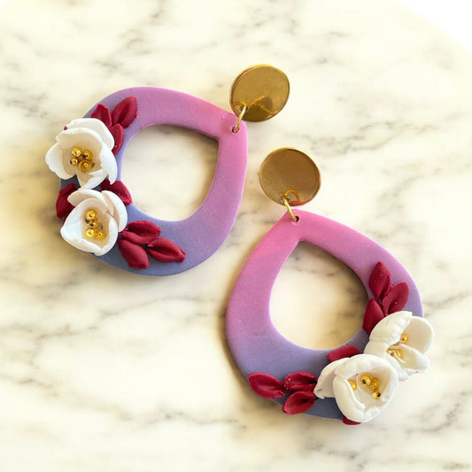 Boucles d'oreilles avec fleurs blanches roses et bleu - Bijoux Cielo Craft