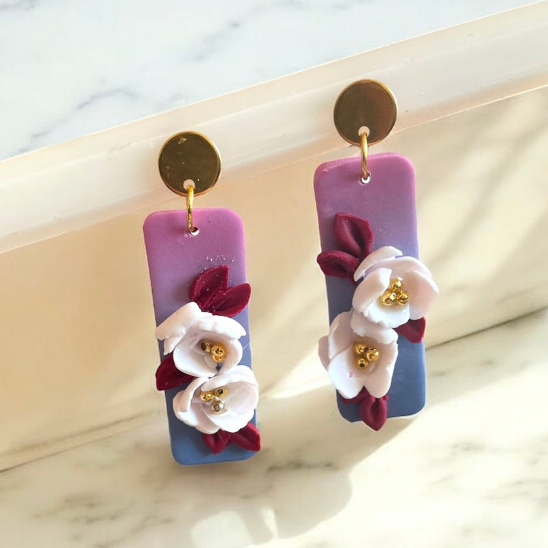 Boucles d'oreilles avec fleurs blanches roses et bleu - Bijoux Cielo Craft