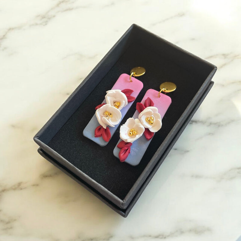 Boucles d'oreilles avec fleurs blanches roses et bleu - Bijoux Cielo Craft