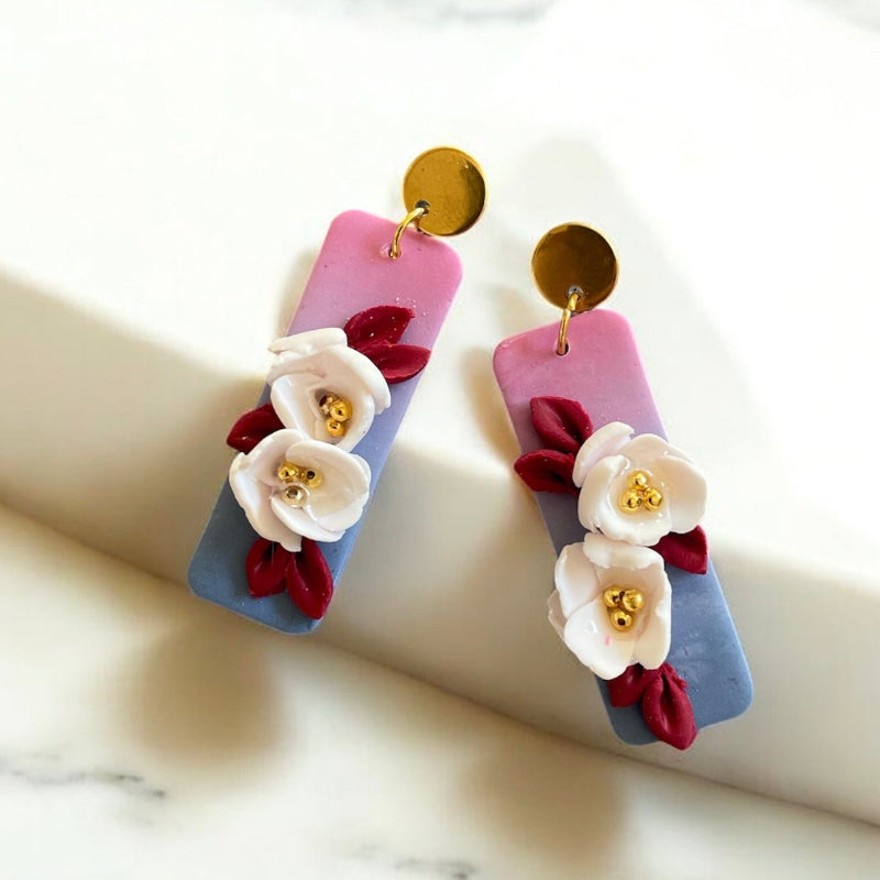 Boucles d'oreilles avec fleurs blanches roses et bleu - Bijoux Cielo Craft