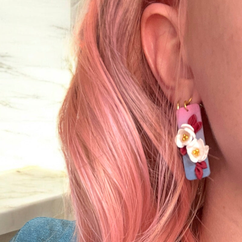 Boucles d'oreilles avec fleurs blanches roses et bleu - Bijoux Cielo Craft