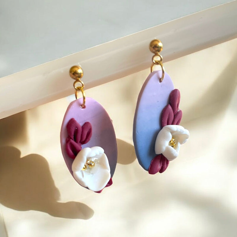 Boucles d'oreilles avec fleurs blanches roses et bleu - Bijoux Cielo Craft