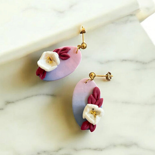 Boucles d'oreilles avec fleurs blanches roses et bleu - Bijoux Cielo Craft