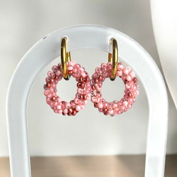Boucles d'oreilles sur anneaux en acier inoxydable et cercle de perles tressées fait main rose - BIjoux Cielo Craft