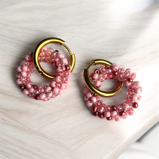 Boucles d'oreilles sur anneaux en acier inoxydable et cercle de perles tressées fait main rose - BIjoux Cielo Craft
