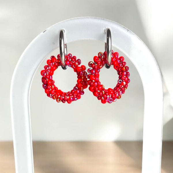 Boucles d'oreilles sur anneaux en acier inoxydable et cercle de perles tressées fait main rouge écarlate - BIjoux Cielo Craft
