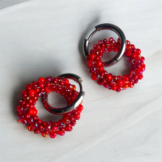 Boucles d'oreilles sur anneaux en acier inoxydable et cercle de perles tressées fait main rouge écarlate - BIjoux Cielo Craft