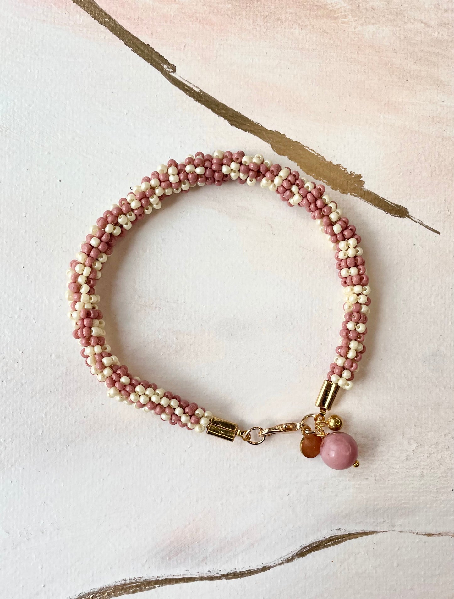 Bracelet de perles tressées rosé et sa pierre de rhodonite ~