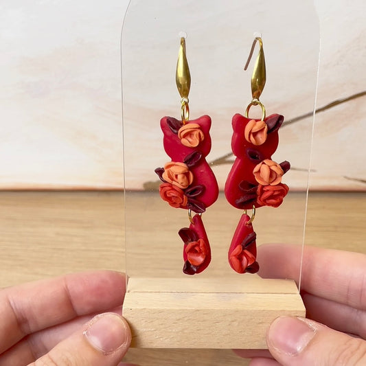 Boucles d’oreilles chat et fleurs rouge