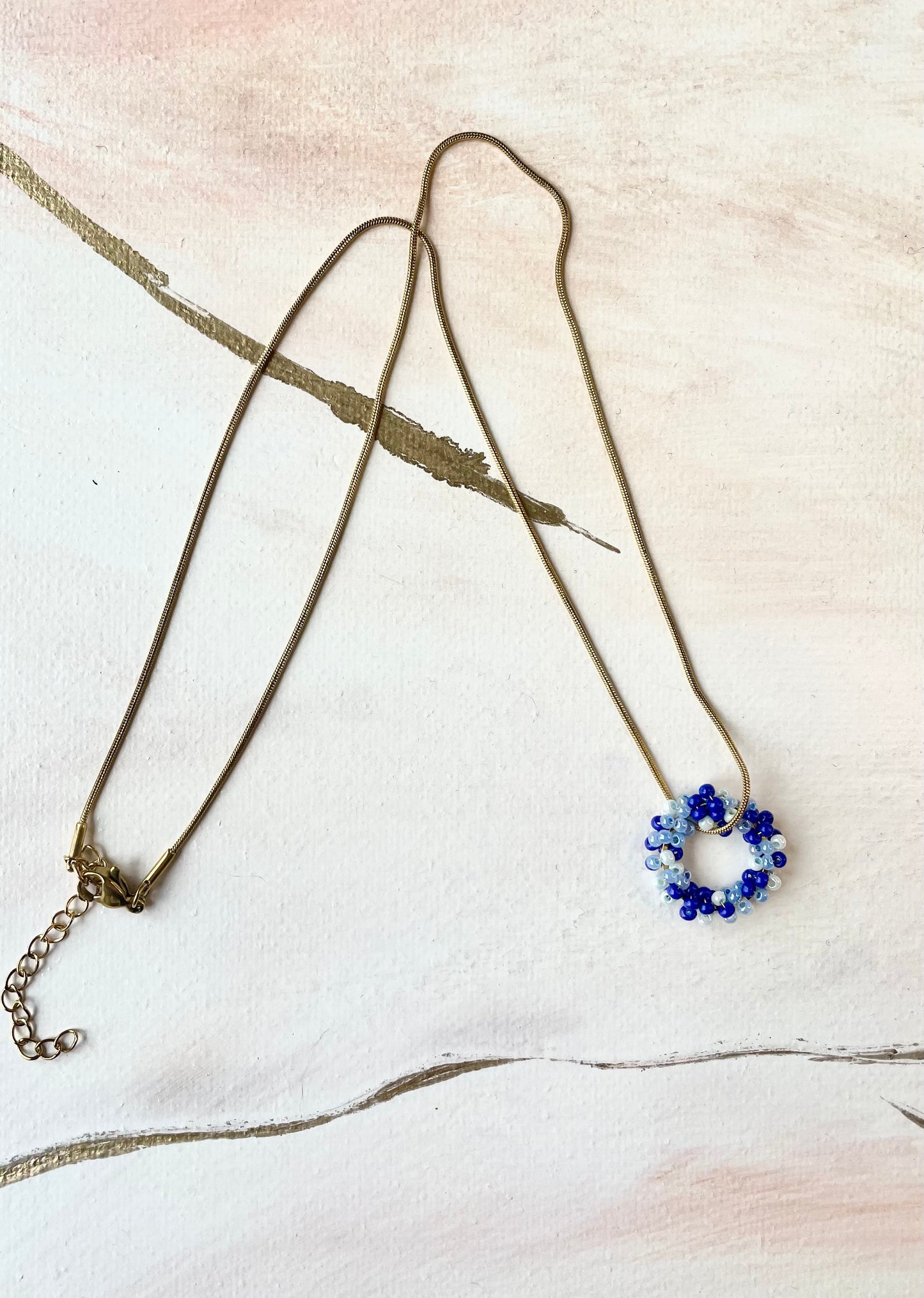 Collier avec cercle tressé bleu nuit ~