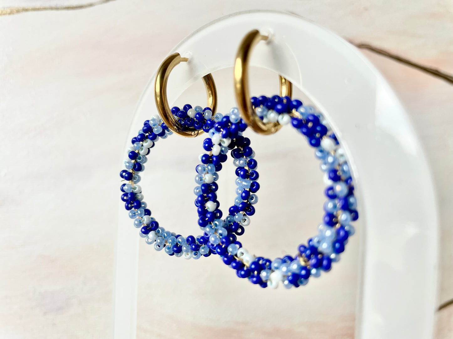 Boucles d’oreilles et cercle en perles tressées bleu nuit ~