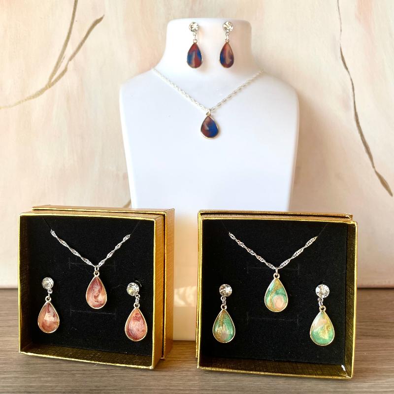Ensemble colliers et boucles d'oreilles goutte en résine epoxy - bijoux cielo craft