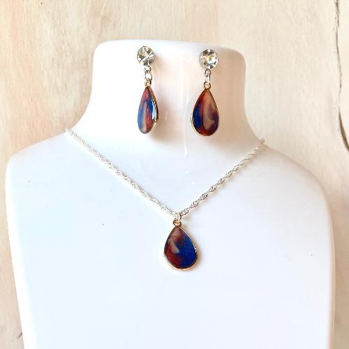 Ensemble collier et boucles d'oreilles en gouttes bleu et bordeaux en résine - bijoux cielo craft