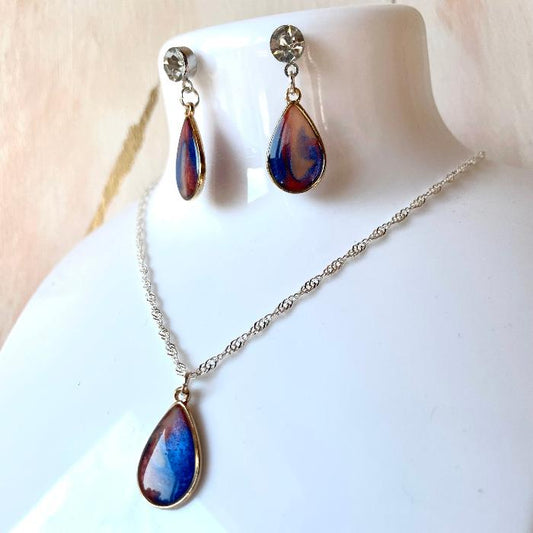 Ensemble collier et boucles d'oreilles en gouttes bleu et bordeaux en résine -  bijoux cielo craft
