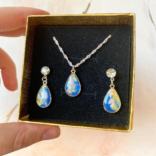 Ensemble collier et boucles d'oreilles en gouttes bleu et jaune en résine - bijoux cielo craft