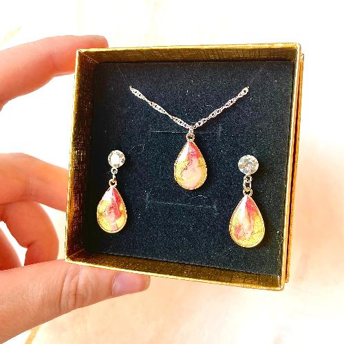 Ensemble collier et boucles d'oreilles en gouttes jaune et rouge en résine - bijoux cielo craft