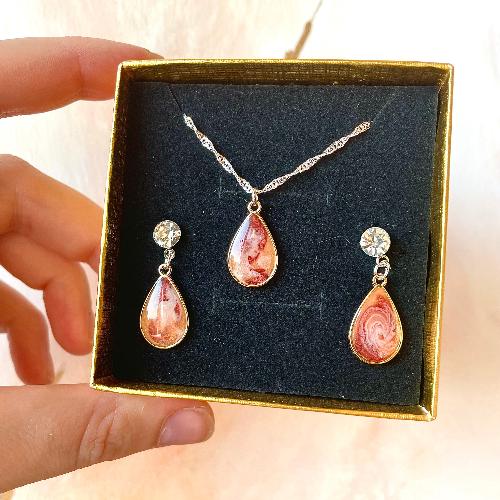 Ensemble collier et boucles d'oreilles en gouttes orange et bordeaux en résine - bijoux cielo craft