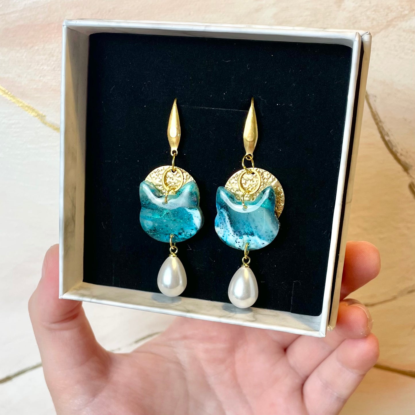 Boucles d’oreilles chat pendantes bleu vert dorées