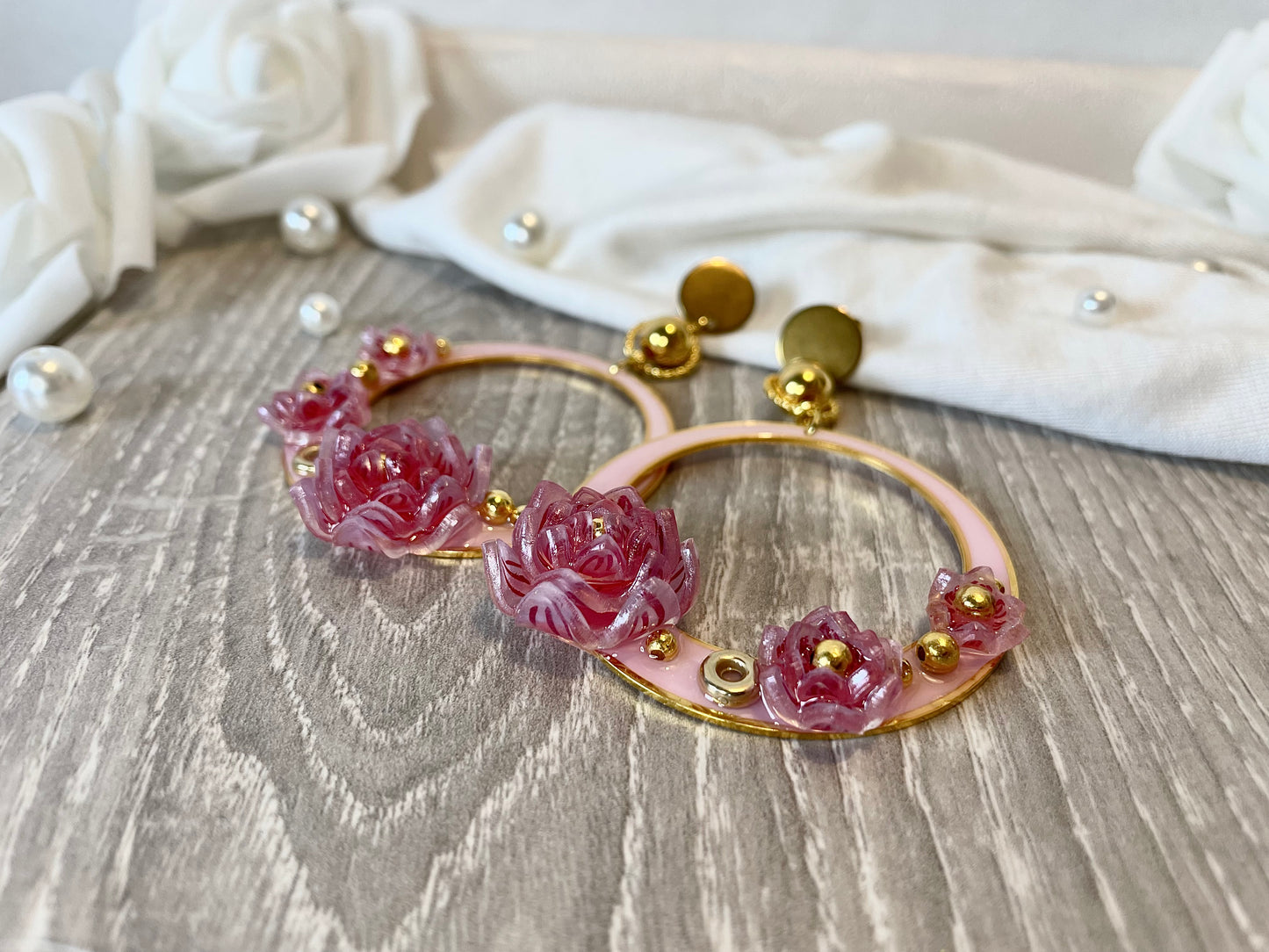 Boucles d'oreilles fleurs de lotus rose pendantes ~