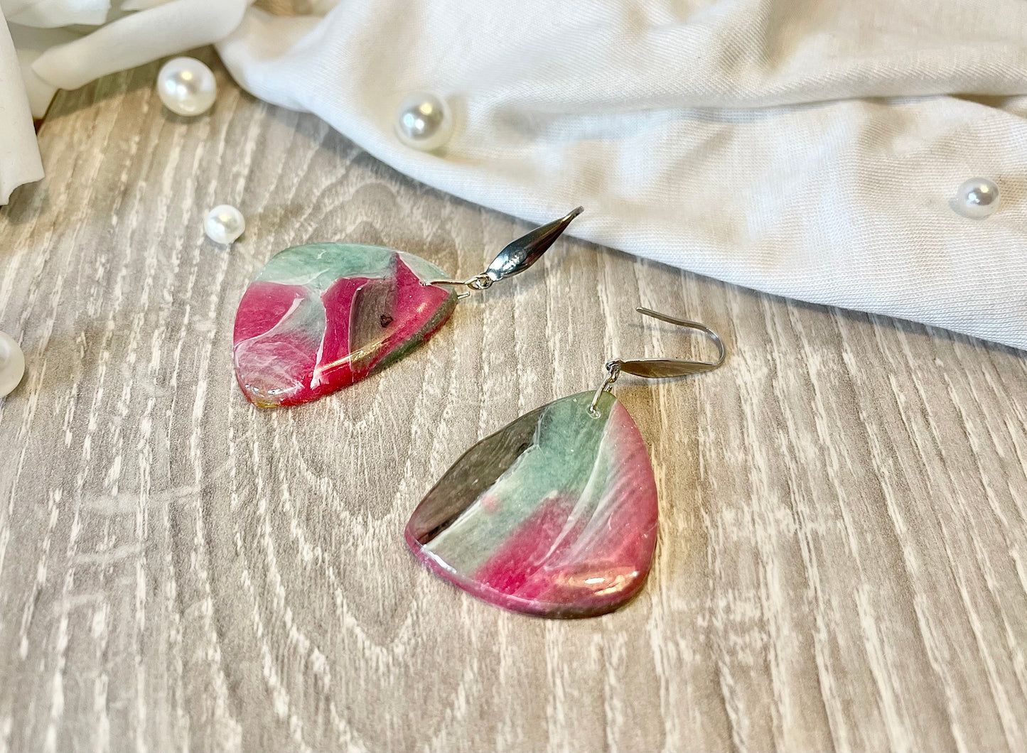 Boucles d'oreilles fake stone gris coloré triangle ~